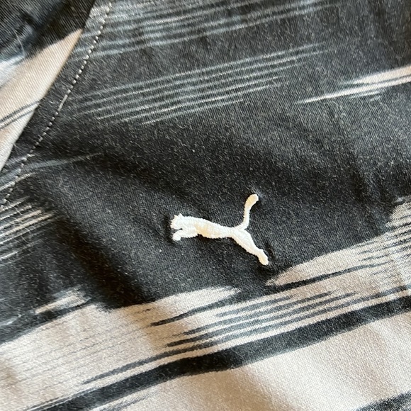 Women’s Puma workout hooded long sleeve top in black and gray. - Picture 3 of 4